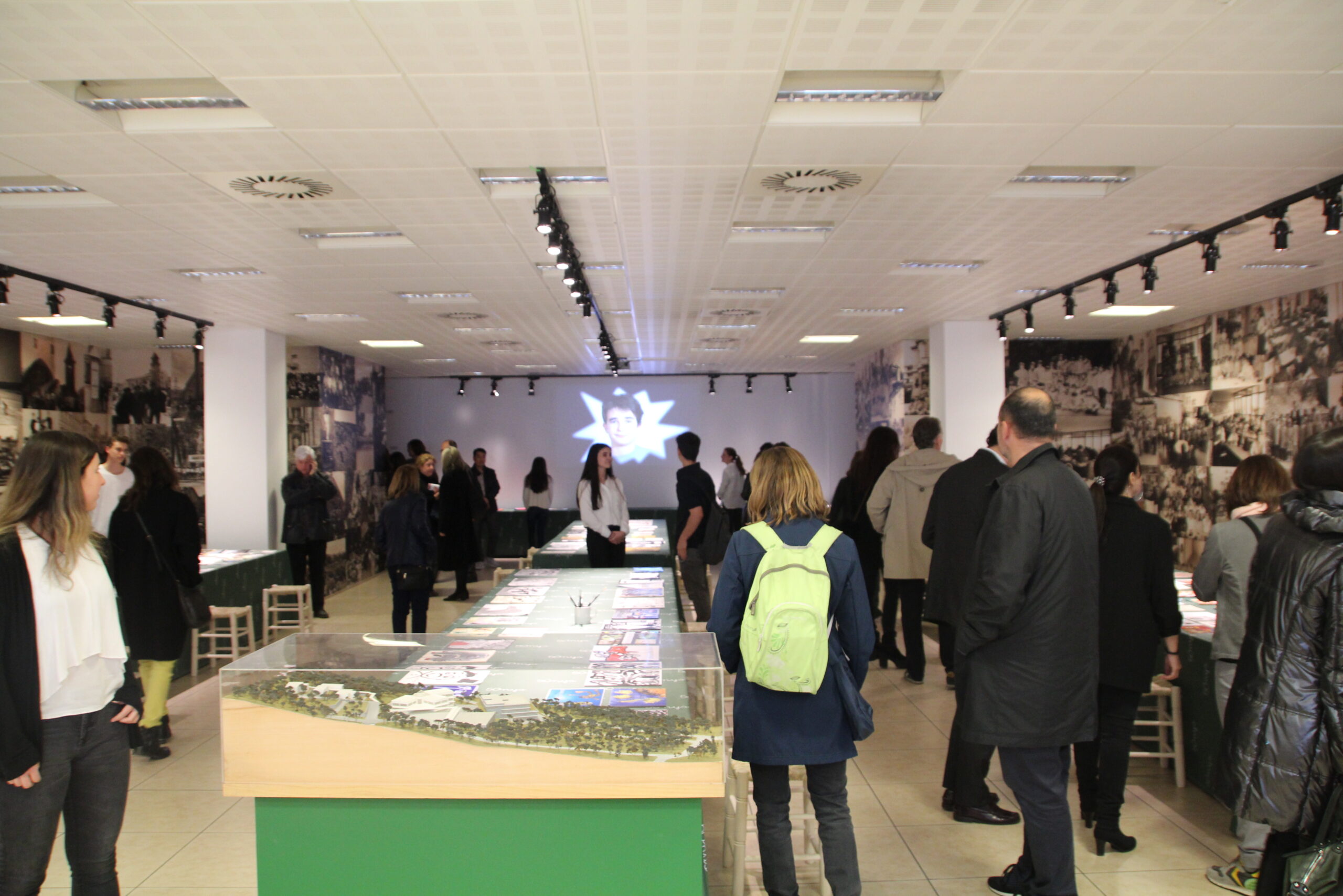 Horari de l'exposició "AULA 50"